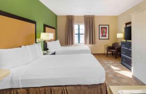 Giường trong phòng chung tại Extended Stay America Suites - Albany - SUNY