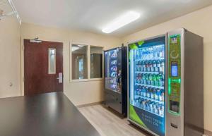 una máquina expendedora de bebidas en una habitación con mesa en Extended Stay America Select Suites - Philadelphia - Malvern - Great Valley en Malvern