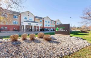 阿普尔顿Extended Stay America Select Suites - Appleton - Fox Cities的一家在建筑物前有招牌的酒店