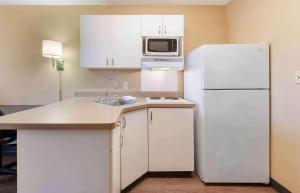 Extended Stay America Select Suites - Appleton - Fox Cities的厨房或小厨房
