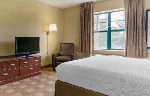 Extended Stay America Select Suites - Appleton - Fox Cities的电视和/或娱乐中心