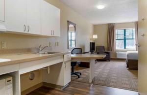 Extended Stay America Select Suites - Appleton - Fox Cities的厨房或小厨房