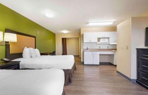 Posteľ alebo postele v izbe v ubytovaní Extended Stay America Suites - Rochester - Henrietta