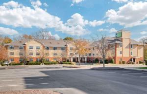 um parque de estacionamento vazio em frente a um edifício em Extended Stay America Select Suites - Lexington Park - Pax River em Lexington Park