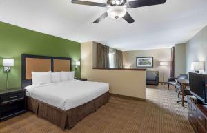 um quarto de hotel com uma cama e uma ventoinha de tecto em Extended Stay America Select Suites - Lexington Park - Pax River em Lexington Park