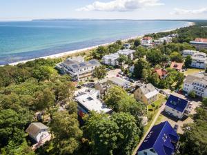 ユリウスルーにあるResidenz Mare Baltikum FeWo 3 - strandnah, Terrasse, Saunaの海と家の空の景色