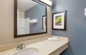 La salle de bains est pourvue d'un lavabo et d'un miroir. dans l'établissement Extended Stay America Suites - Memphis - Germantown West, à Memphis