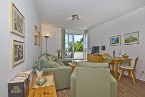 ラウターバッハにあるVilla Vilmblick FeWo 15 - Meerblick, Balkonのソファとテーブルのあるリビングルーム