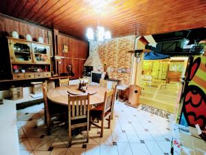 - une cuisine avec une table et des chaises dans la chambre dans l'établissement Mouton Blanc Campos do Jordão, à Campos do Jordão