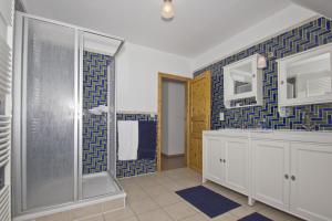 Ένα μπάνιο στο Ferienhaus Hideaway Haus - Terrasse, Garten, strandnah +21 φωτογραφίες
