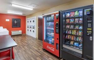 una máquina expendedora de refrescos de cocacola en una tienda en Extended Stay America Suites - Great Falls - Missouri River en Great Falls