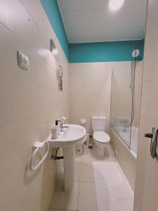 een badkamer met een wastafel, een toilet en een douche bij Charme Lisboeta in Lissabon