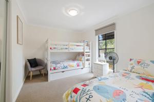 ein Schlafzimmer mit zwei Etagenbetten und einem Fenster in der Unterkunft The Seascape Shack in Cowes