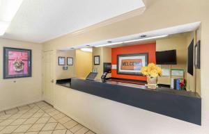 un hall d'un hôtel avec une réception dans l'établissement Extended Stay America Select Suites - Tampa - Brandon, à Brandon