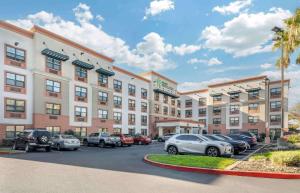 un hotel con coches estacionados en un estacionamiento en Extended Stay America Suites - Oakland - Emeryville, en Oakland