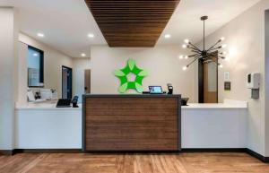 a lobby with a reception desk with a green star on the wall at Extended Stay America Premier Suites - Daytona Beach - Ormond Beach in Ormond Beach