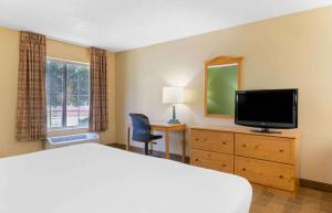 a bedroom with a bed and a flat screen tv at Extended Stay America Suites - Chicago - Lombard - Oakbrook in Oakbrook Terrace