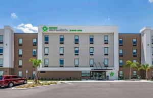 West MelbourneにあるExtended Stay America Premier Suites - Melbourne - I-95の赤いトラックが前に停まった建物