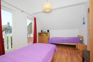 a bedroom with two beds and a window at Ferienhaus Wellenläufer Haus - Sauna, Terrasse, Garten in Glowe