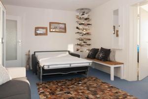 Zimmer mit einem Bett und einem Regal mit Schuhen in der Unterkunft Odde Blick in Hörnum