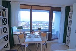 a room with a table and chairs and a large window at Ferienwohnung Binnenkiker in Rantum