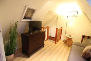 una sala de estar con TV de pantalla plana en una cómoda en Ferienwohnung Humboldt en Westerland