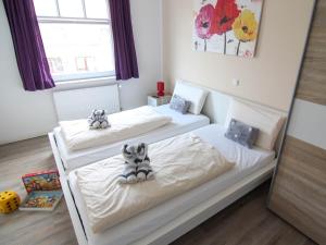 dos camas con animales de peluche sentados en una habitación en Ferienwohnung Jonas Bockelmann´s Hof, en Westerland