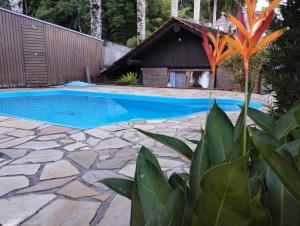波梅羅迪的住宿－Casa da Lagoa - Gasthaus Pomerode，一座带房子的庭院内的游泳池