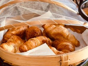 a basket filled with croissants and other pastries at Villa Kapresse du 978 - Guest house in Saint Martin