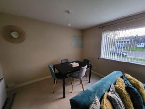 sala de estar con mesa y sofá en Lovely apartment with free parking & Wi-Fi en Birmingham