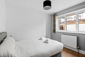 Postel nebo postele na pokoji v ubytování Stylish 2 Bed Bungalow in East Ham, Close to Excel