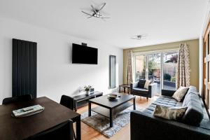 En sittgrupp på Stylish 2 Bed Bungalow in East Ham, Close to Excel