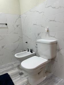 拉斯古塔斯的住宿－Ensueños Las Grutas，白色的浴室设有卫生间和水槽。