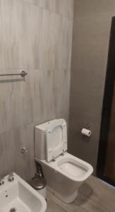 łazienka z toaletą i umywalką w obiekcie CASA de PURMAMARCA w mieście Purmamarca