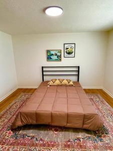 ein Schlafzimmer mit einem großen Bett in einem Zimmer in der Unterkunft 6BR Spacious-Bright-Modern in Eugene