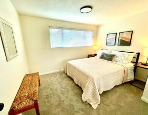 Schlafzimmer mit einem Bett und einem Fenster in der Unterkunft 6BR Spacious-Bright-Modern in Eugene