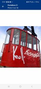 um autocarro vermelho com escrita na lateral em Résidence d'Angelo em Huy