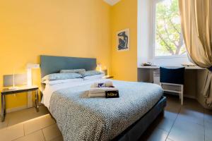 ローマにあるPaola Guest Houseのベッドルーム1室(黄色い壁の大型ベッド1台付)