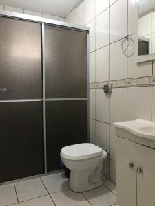 a bathroom with a shower and a toilet and a sink at Casa Completa com 2 Quartos no Centro in Pomerode