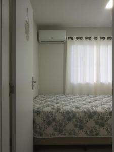 1 dormitorio con 1 cama con cortina y ventana en Casa Completa com 2 Quartos no Centro en Pomerode