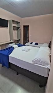 um quarto com uma cama grande num quarto em Pousada Villa Sambaqui em Penha