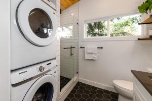 Phòng tắm tại Coastal Creative Garden Studio