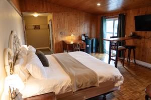 a bedroom with a large white bed in a room at Albert's in Shelburne