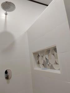 La salle de bains blanche est pourvue d'une douche et d'une niche. dans l'établissement Villas Brisas de Soley, à La Cruz