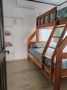 ラ・クルスにあるVillas Brisas de Soleyのベッドルーム1室(二段ベッド1組、はしご付)