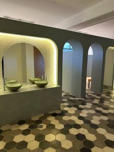 a bathroom with two sinks and a checkered floor at Departamento Elegante en Torre Leloir in Villa Marini