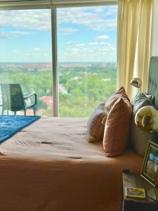 Una cama o camas en una habitación de Departamento Elegante en Torre Leloir