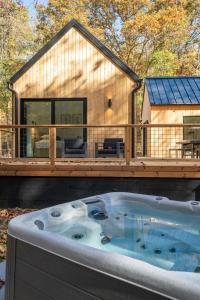 bañera de hidromasaje en la cubierta de una casa en Villa Creek, en Logan