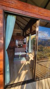 Zimmer mit einem Balkon mit Tisch und Stühlen in der Unterkunft Cabañas Vista de Oro in Paraíso
