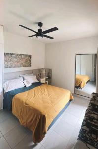 um quarto com uma cama e uma ventoinha de tecto em Hermoso Departamento en Ciudad de Mendoza em Mendoza